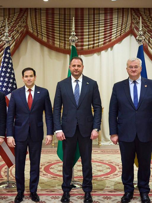 US-Außenminister Marco Rubio, der Nationale Sicherheitsberater der USA Mike Waltz, der ukrainische Außenminister Andrii Sybiha, Andriy Yermak, sowie der Verteidigungsminister Rustem Umerovto am 11. März 2025 im saudi-arabischen Dschidda.