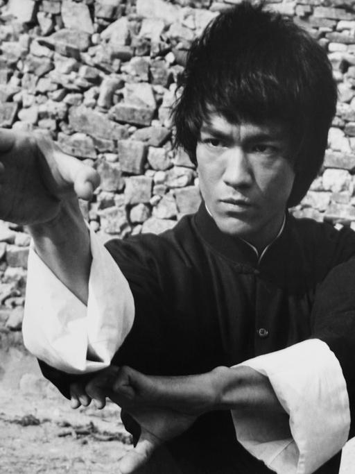 Bruce Lee in einer Kampfkunstpose.