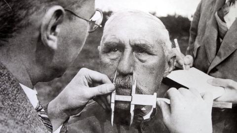 Aufnahme eines Fotos von der Vermessung eines Gesichts während der Zeit des Nationalsozialismus in der Ausstellung "Tödliche Medizin", im Deutschen Hygienemuseum in Dresden. 