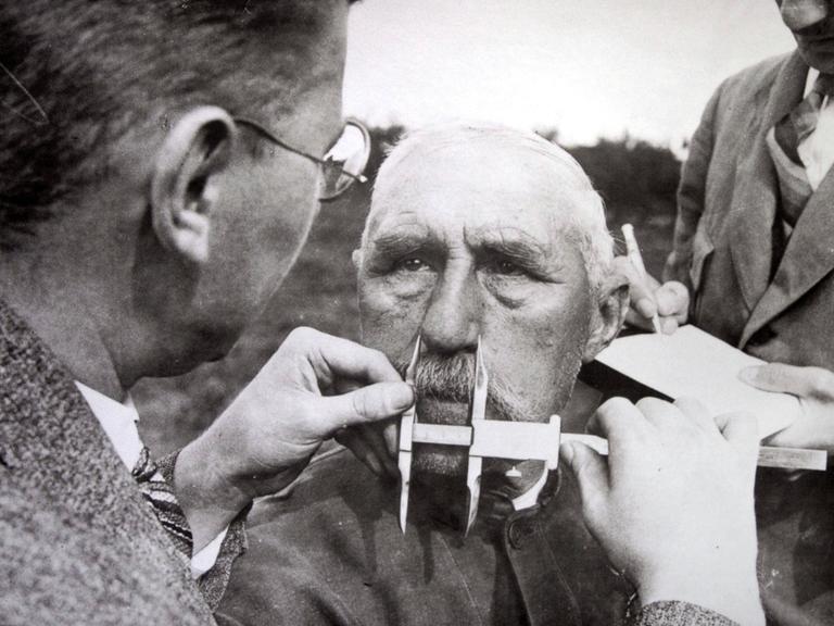 Aufnahme eines Fotos von der Vermessung eines Gesichts während der Zeit des Nationalsozialismus in der Ausstellung "Tödliche Medizin", im Deutschen Hygienemuseum in Dresden. 