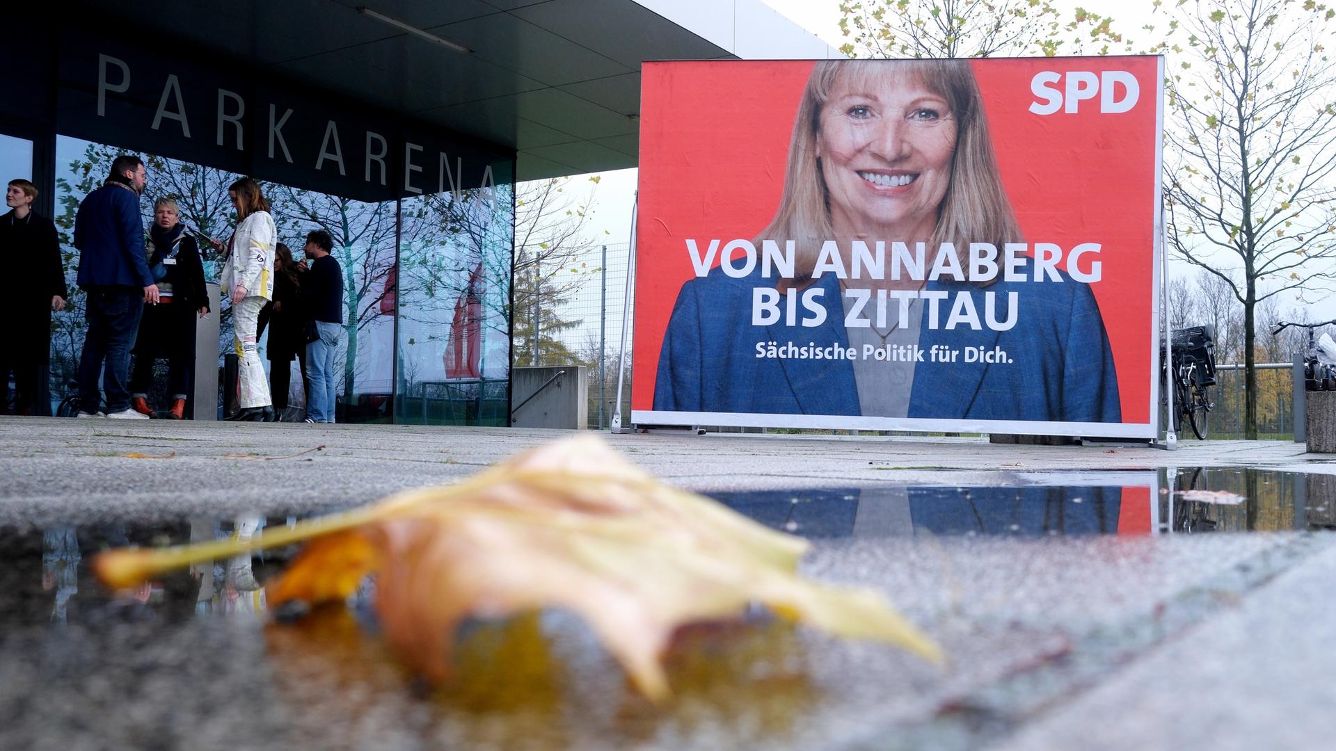 Auf einem Plakat ist Petra Köpping (SPD), Sozialministerin des Landes Sachsen und Spitzenkandidatin für die Landtagswahl 2024, zu sehen.