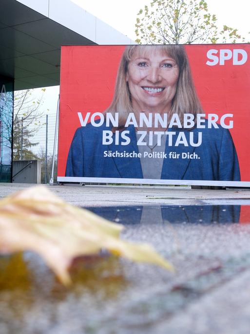 Auf einem Plakat ist Petra Köpping (SPD), Sozialministerin des Landes Sachsen und Spitzenkandidatin für die Landtagswahl 2024, zu sehen.