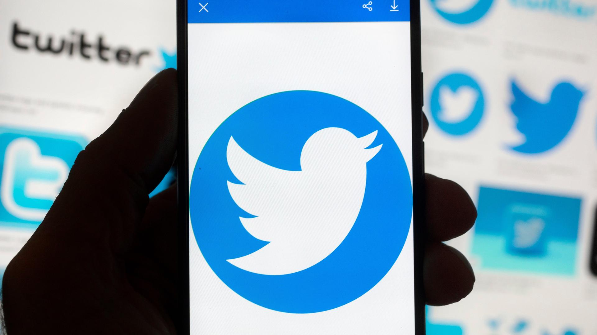 Twitter-Logo auf einem Smartphone