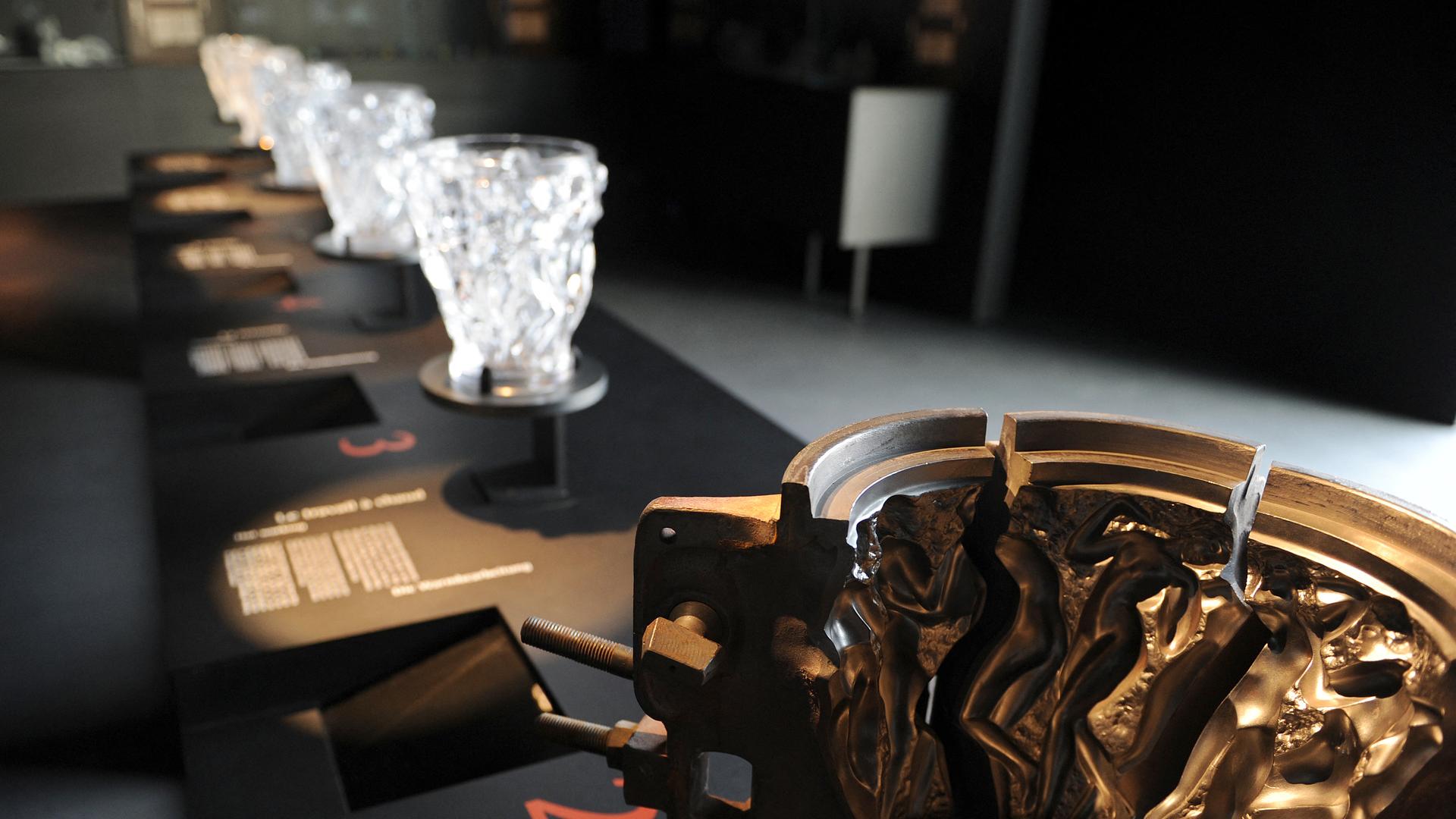 Glas-Skulpturen stehen aufgereiht im Lalique museum in Wingen-sur-Moder.
Glas-Skulpturen stehen aufgereiht im Lalique museum in Wingen-sur-Moder.