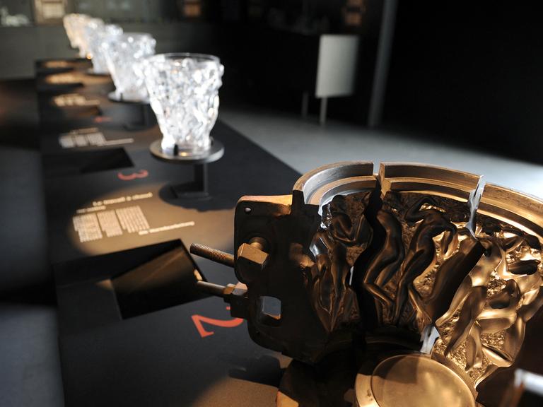 Glas-Skulpturen stehen aufgereiht im Lalique museum in Wingen-sur-Moder.
      