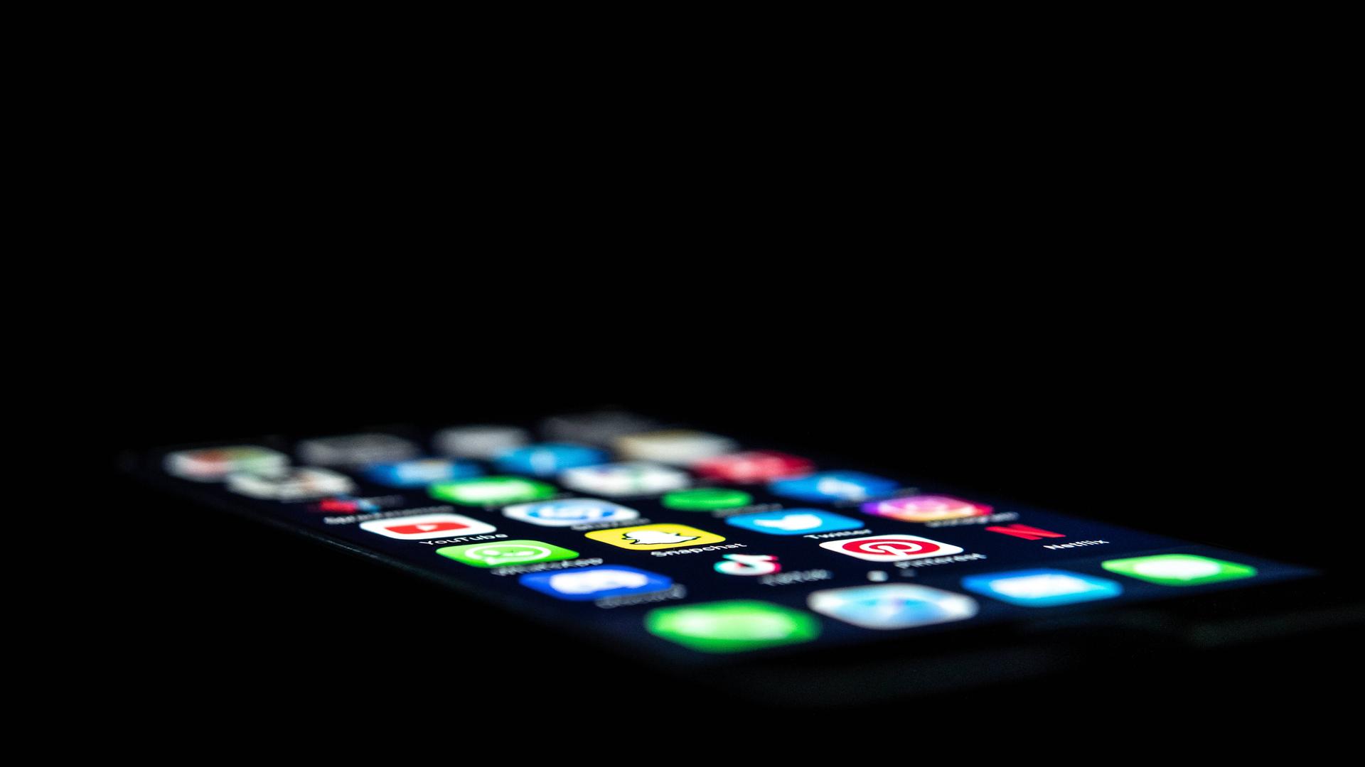 Oberfläche eines Smartphones, auf dem mehrere Social-Media-Apps installiert sind. Oberfläche eines Smartphones, auf dem mehrere Social-Media-Apps installiert sind.