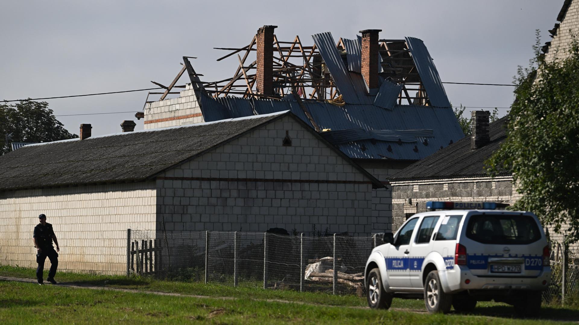 Das von einer Drohne zerstörte Dach eines Wohngebäudes in Wyryki, Ostpolen.