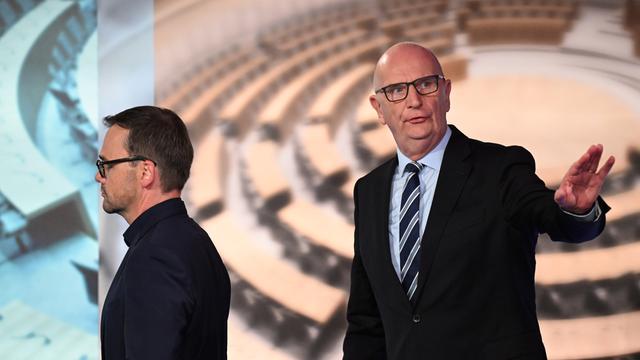 Jan Redmann (l), Landesvorsitzender der CDU in Brandenburg und Spitzenkandidat und Dietmar Woidke, Ministerpräsident und Vorsitzender der SPD in Brandenburg, verlassen ein TV-Studio. 