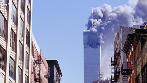 Rauch steigt aus den Zwillingstürmen des World Trade Centers.