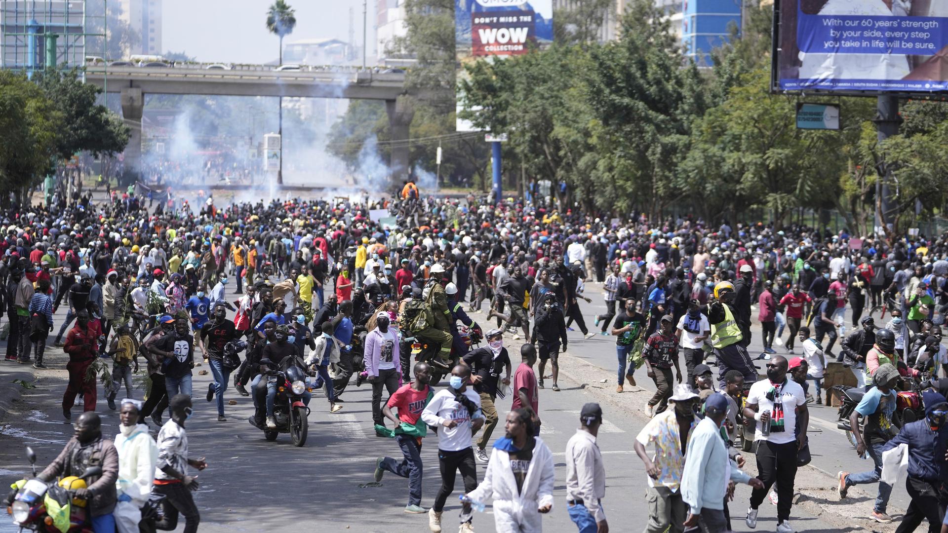 In Kenia fliehen Demonstranten, nachdem die PolizeiWasserwerfer eingesetzt hat.