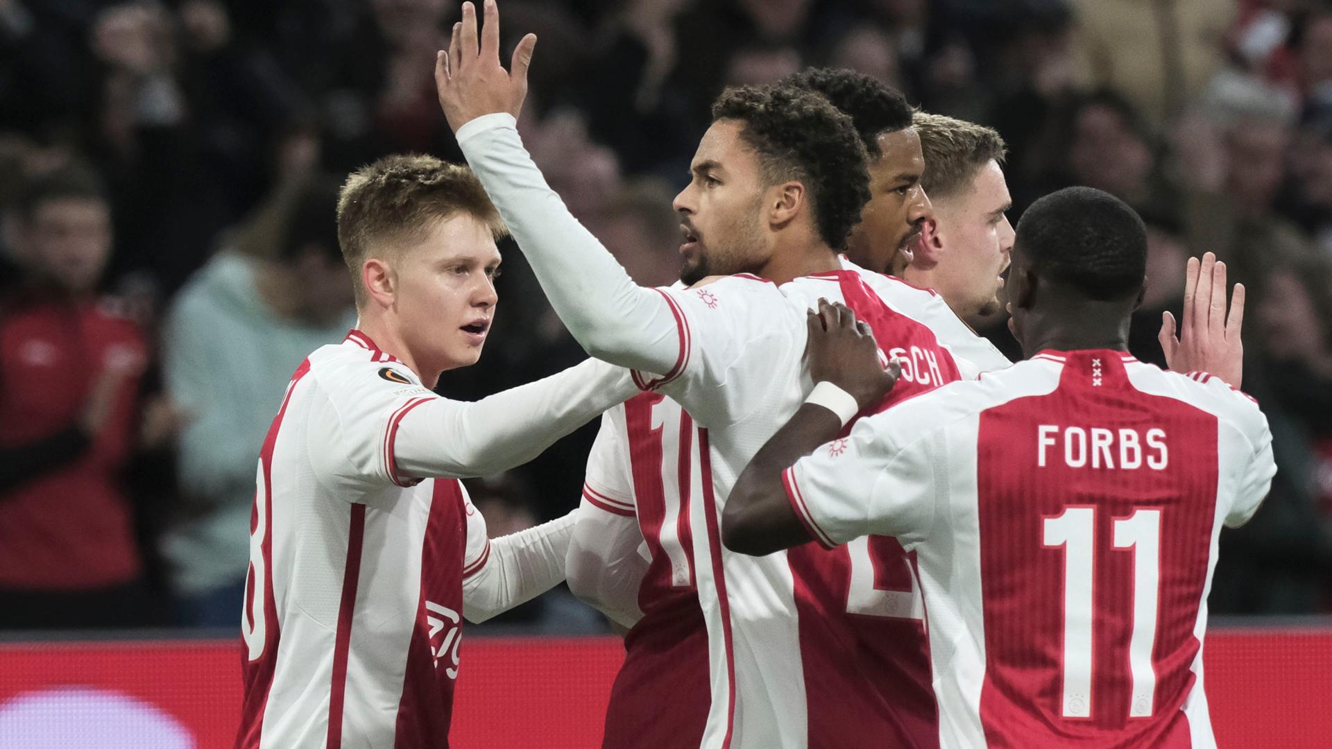 Fußball: Europa League, Ajax Amsterdam - AEK Athen: Die Spieler von Ajax Amsterdam jubeln über das Tor zum 2:1.