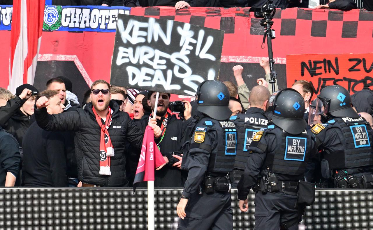 Fans des 1. FC Nürnberg stürmten im Spiel gegen den 1. Kaiserslautern in den Innenraum des Stadions und demonstrierten dort gegen einen Investoreneinstieg in die DFL.