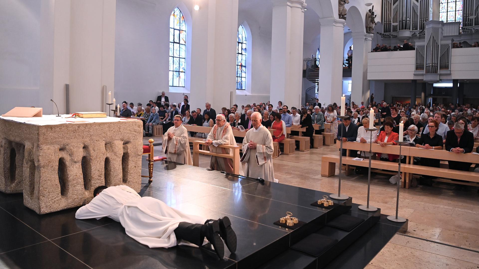 Priesterweihe in einem Dom in Süddeutschland