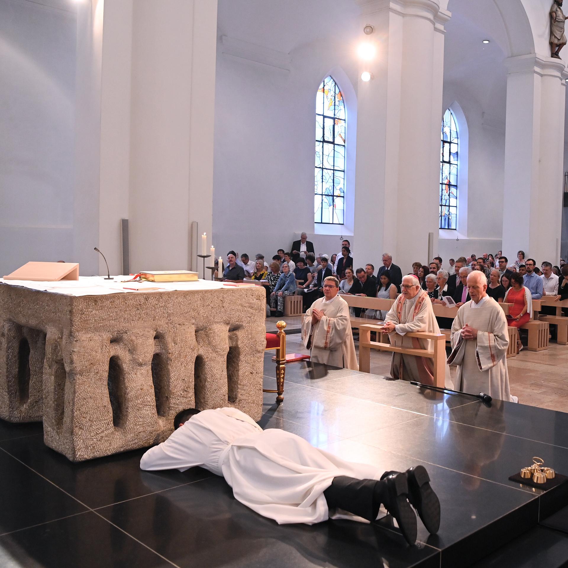 Liebe im Pfarrhaus - Wenn ein Priester heimlich eine Freundin hat