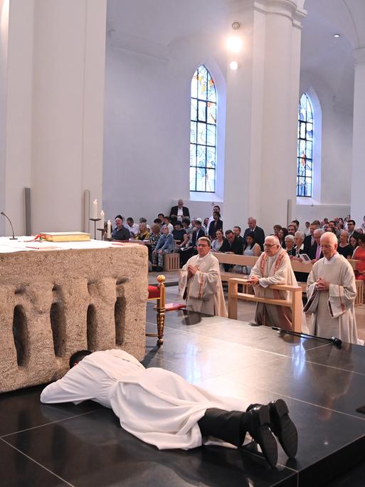 Priesterweihe in einem Dom in Süddeutschland