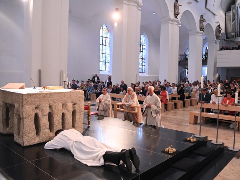 Priesterweihe in einem Dom in Süddeutschland