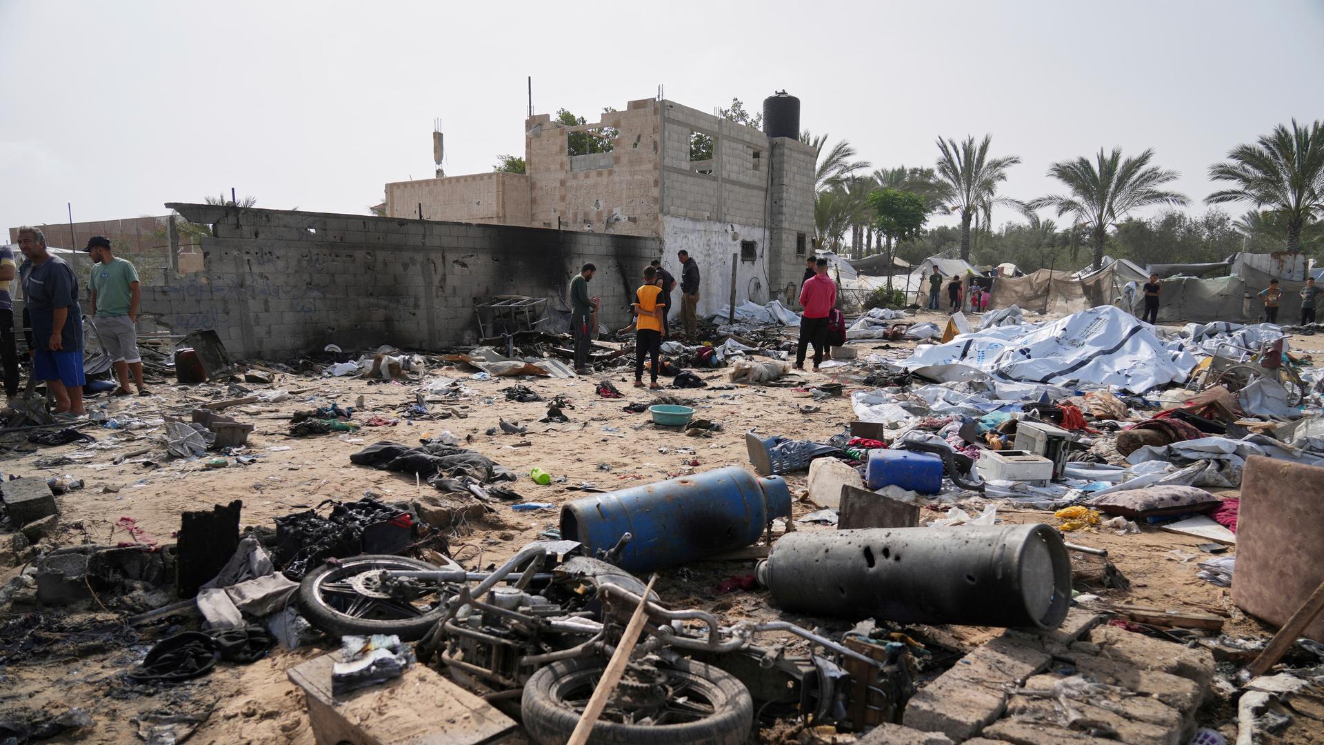 Palästinenser inspizieren von israelischen Luftangriffen zerstörte Gebäude in Chan Junis, Gazastreifen. Palästinenser inspizieren von israelischen Luftangriffen zerstörte Gebäude in Chan Junis, Gazastreifen.