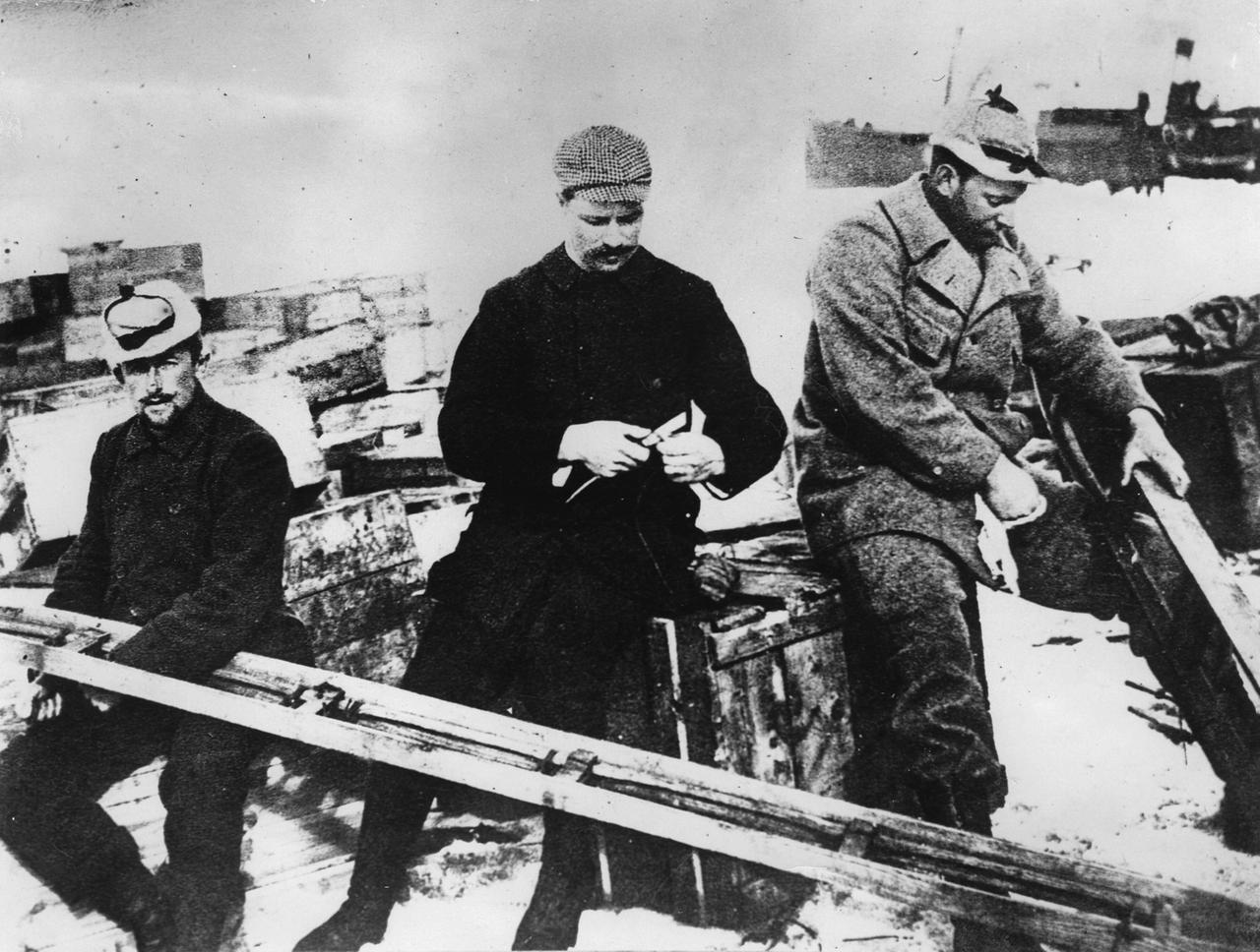 Der schwedische Polarforscher Salomon August Andrée (rechts) mit seinen Kollegen Knut Fraenkel  und Nils Strindberg. 1897. Photographie.