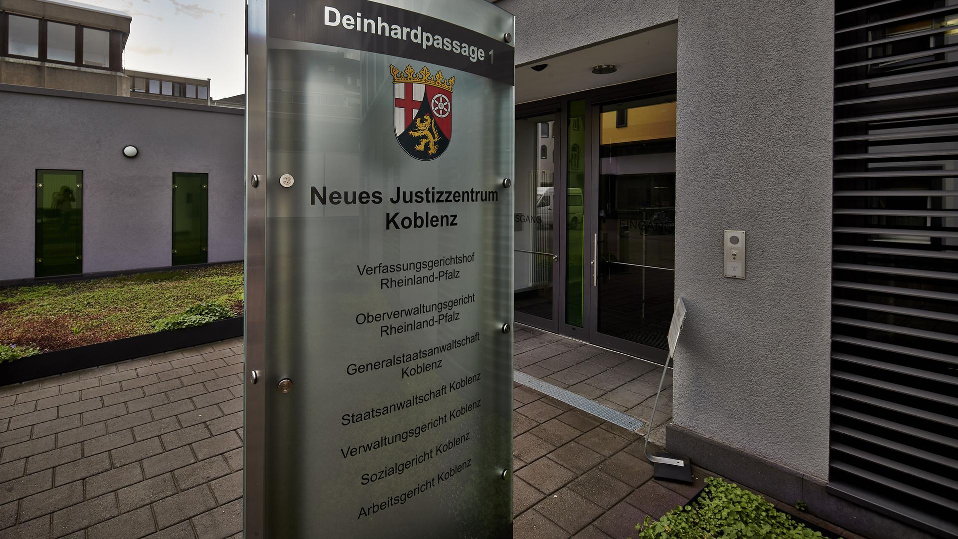 Justizzentrum in Koblenz, in dem der rheinland-pfälzische Verfassungsgerichtshof, das Oberverwaltungsgericht, das Verwaltungsgericht, die Generalstaatsanwaltschaft, die Staatsanwaltschaft, das Sozialgericht und das Arbeitsgericht untergebracht sind. 