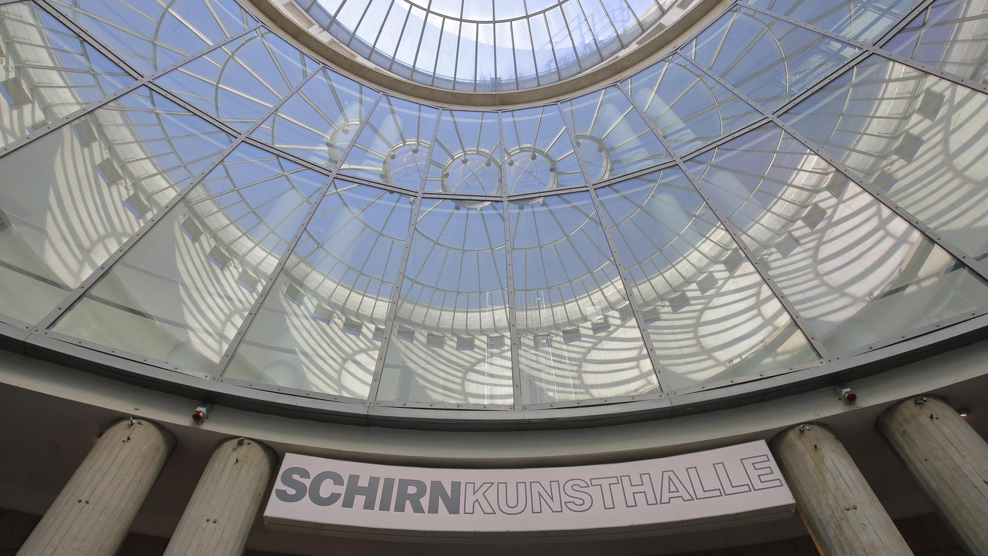 Unter der Glaskuppel im Museumsfoyer ist die Inschrift "Schirn Kunsthalle" zu lesen. Unter der Glaskuppel im Museumsfoyer ist die Inschrift "Schirn Kunsthalle" zu lesen.