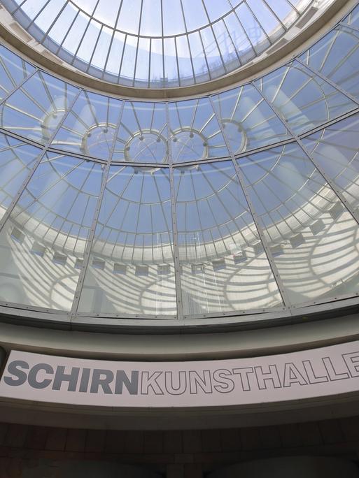 Unter der Glaskuppel im Museumsfoyer ist die Inschrift "Schirn Kunsthalle" zu lesen.