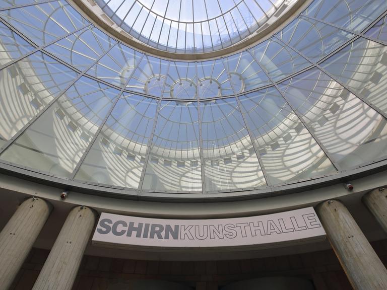 Unter der Glaskuppel im Museumsfoyer ist die Inschrift "Schirn Kunsthalle" zu lesen.