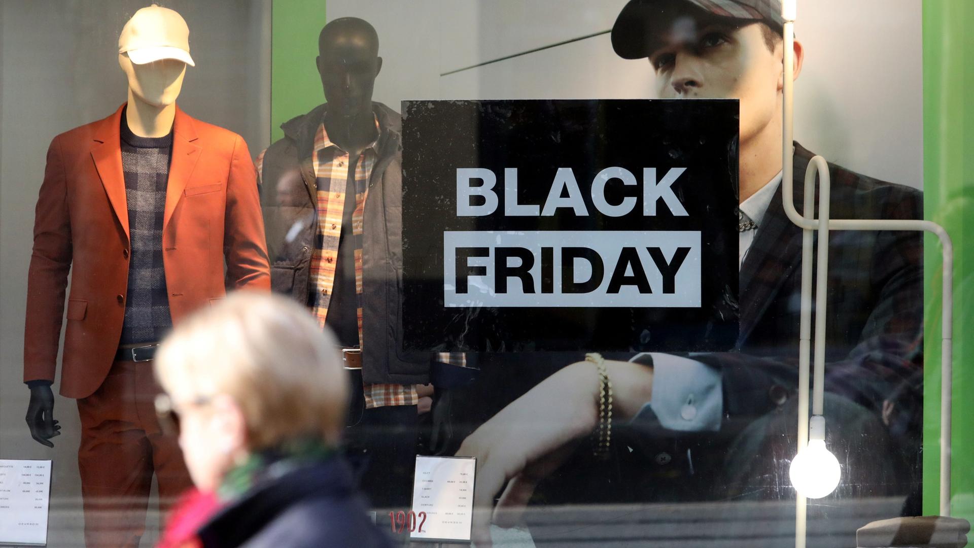 In einem Schaufenster weist ein großes Schild auf den „Black Friday“ hin In einem Schaufenster weist ein großes Schild auf den „Black Friday“ hin