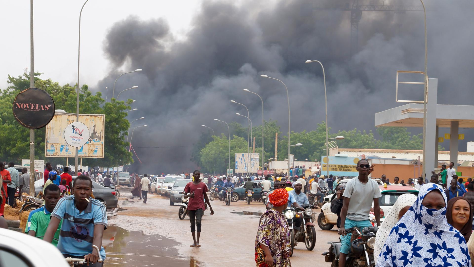 Rauch steigt auf, nachdem Putschisten den Sitz der Partei von Präsident Mohamed Bazoum, in Brand gesetzt haben. Niamey, Niger, am 27. Juli 2023.