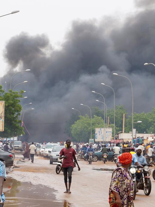 Rauch steigt auf, nachdem Putschisten den Sitz der Partei von Präsident Mohamed Bazoum, in Brand gesetzt haben. Niamey, Niger, am 27. Juli 2023.