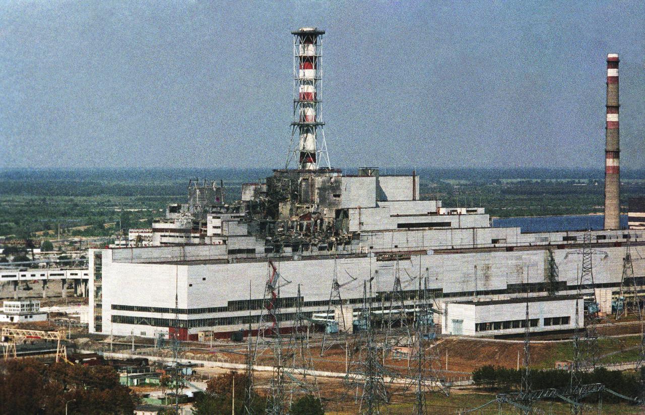 Atomruine des Reaktorblocks vier am Kernkraftwerk Tschernobyl nach der Explosion am 26. April 1986