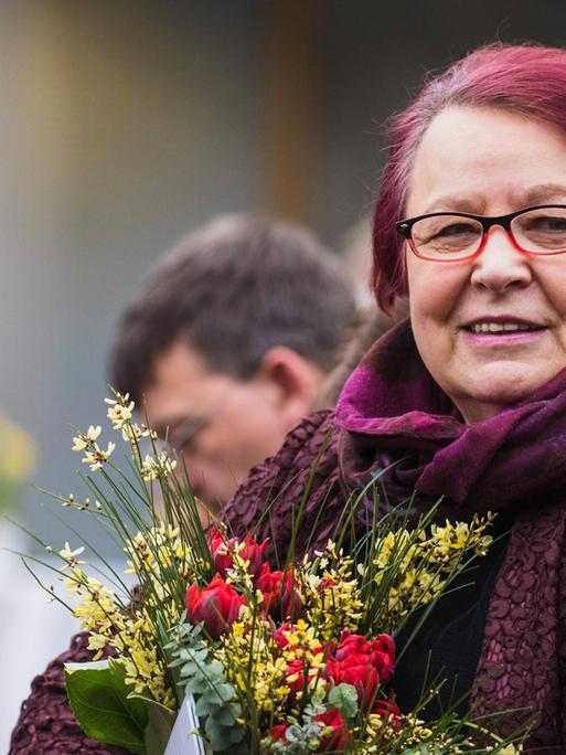 Die Gewinnerin des Preises der Leipziger Buchmesse 2017, Natascha Wodin, hält einen Blumenstrauß in der Hand.