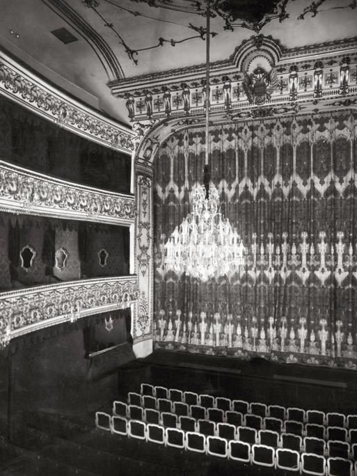 Geschlossener Vorhang des Theaters in der Josefstadt in Wien