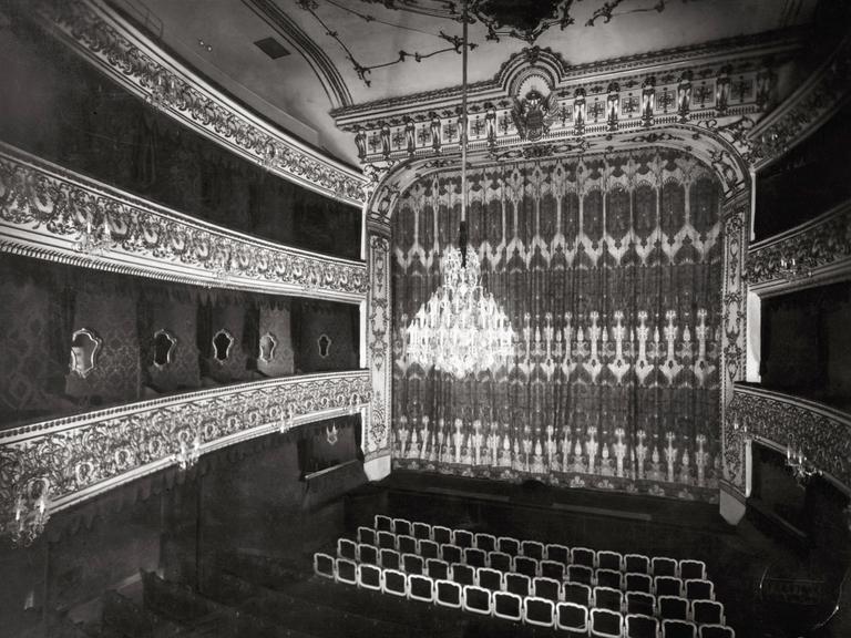 Geschlossener Vorhang des Theaters in der Josefstadt in Wien