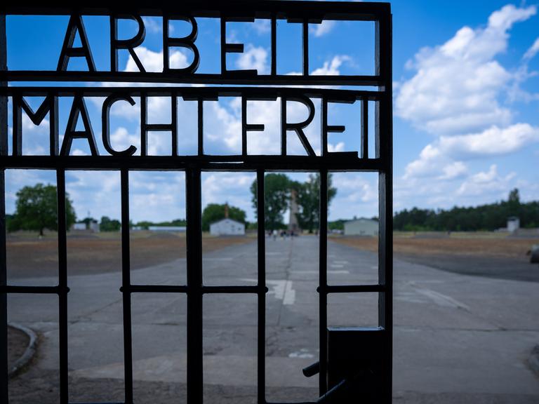 Der Schriftzug "Arbeit macht frei" steht am Eingangstor zum ehemaligen Konzentrationslager Sachsenhausen. Im Juni 1938 verschleppten Kriminalpolizisten mehr als 10 000 Menschen in Konzentrationslager, wo sie mit einem schwarzen Winkel gekennzeichnet wurden. Die reichsweite Verhaftungsaktion richtete sich gegen Menschen, die von den Nationalsozialisten als âasozialâ bezeichnet wurden. Unter ihnen befanden sich Wohnungslose, Alkoholkranke und Personen, die wegen unter anderem wegen Bettelei vorbestraft waren.