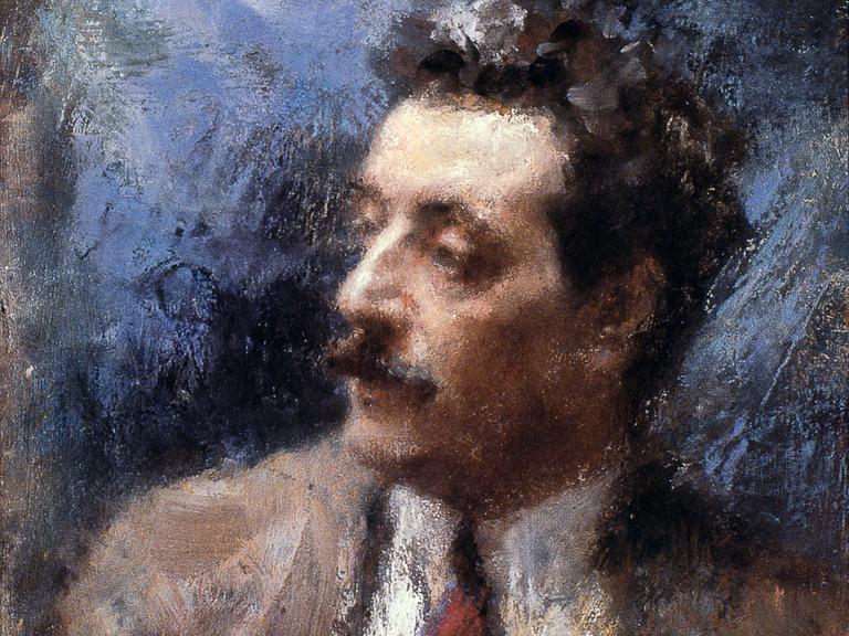 Pastell von Arturo Rietti, das das jüngere Porträt von Giacomo Puccini zeigt, vor einem dominant blauem Hintergrund. 