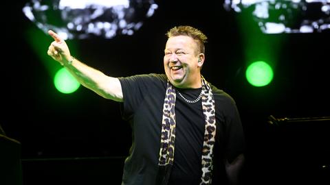 Die Prinzen live auf der Buehne am 09.11.2023 in Regensburg, Arena. Das Bild zeigt Sebastian Krumbiegel,Tenor und Klavier.