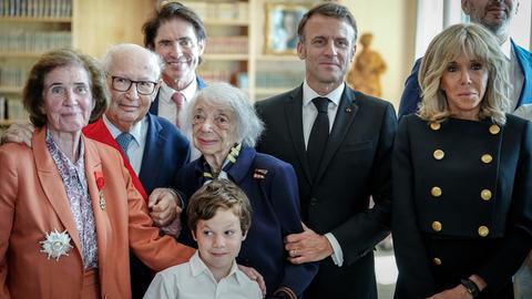 Der französische Präsident Macron, seine Frau, Serge und Beate Klarsfeld und Margot Friedländer stehen für ein Foto zusammen.
