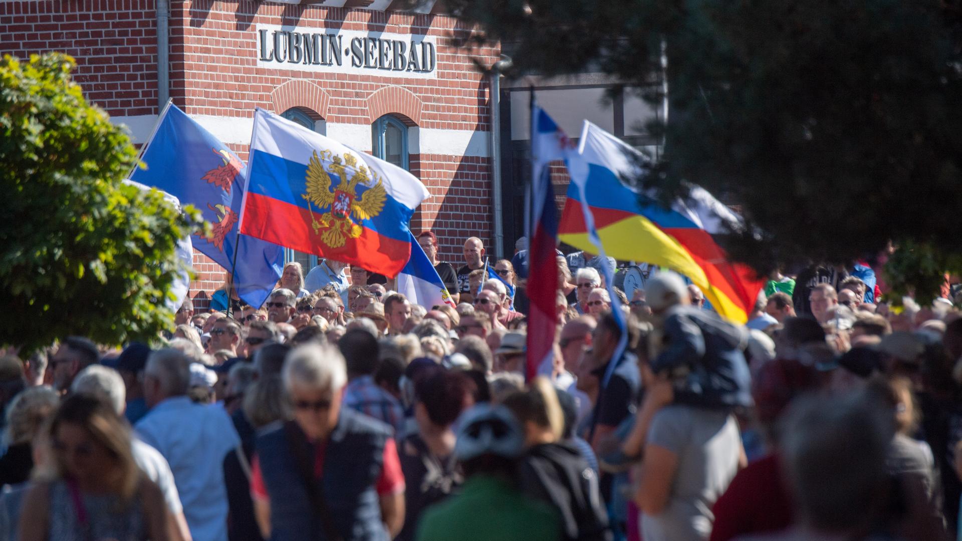 Menschen nehmen an einer Demonstration für die Inbetriebnahme von Nord Stream 2 in Lubmin teil. Der Protest der Demonstration richtete sich erneut auch gegen die Russland-Sanktionen der EU im russischen Angriffskrieg.