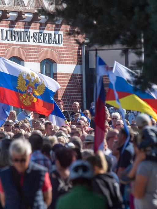 Menschen nehmen an einer Demonstration für die Inbetriebnahme von Nord Stream 2 in Lubmin teil. Der Protest der Demonstration richtete sich erneut auch gegen die Russland-Sanktionen der EU im russischen Angriffskrieg.