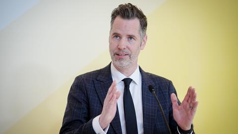 Christian Dürr, Fraktionsvorsitzender der FDP-Bundestagsfraktion, bei einem Pressestatement vor gelbem Hintergrund