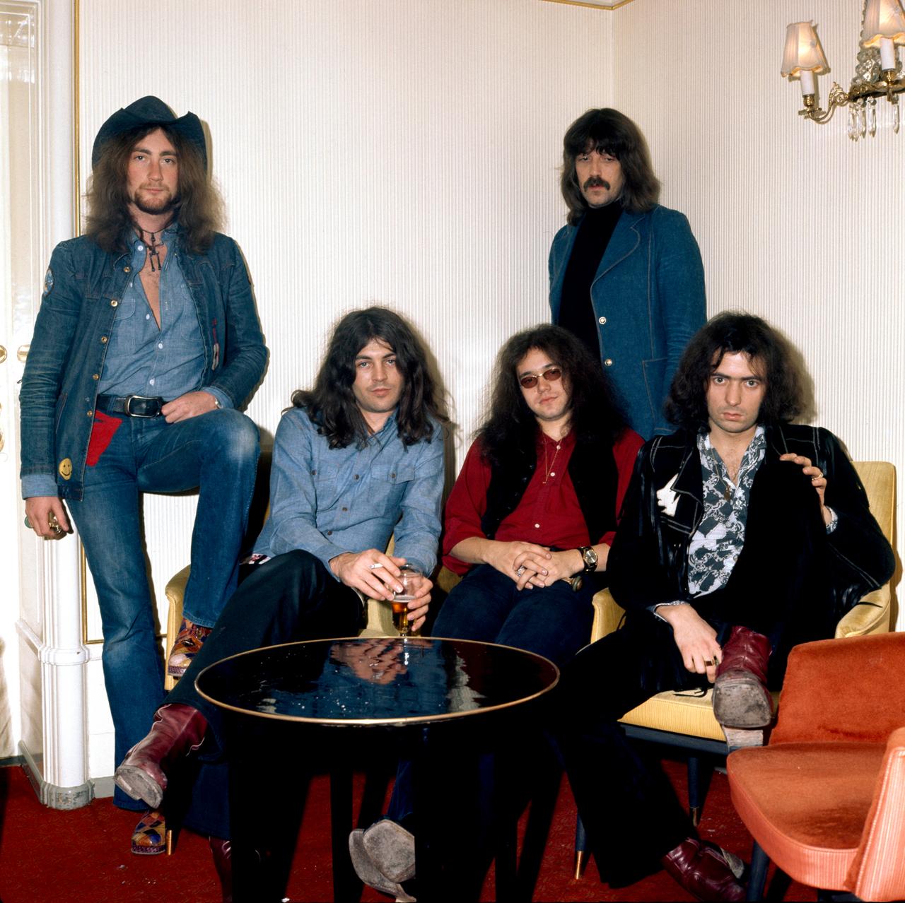 Deep Purple posieren für Fotos in einem Hotel in Kopenhagen im März 1972.