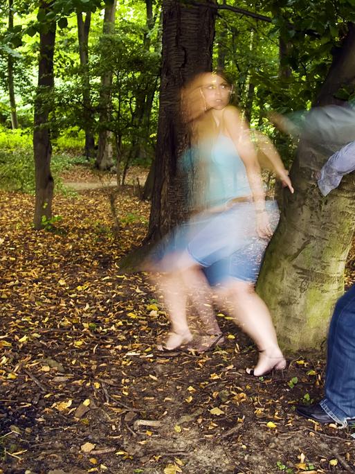 Junge Frau flüchtet vor einem Mann