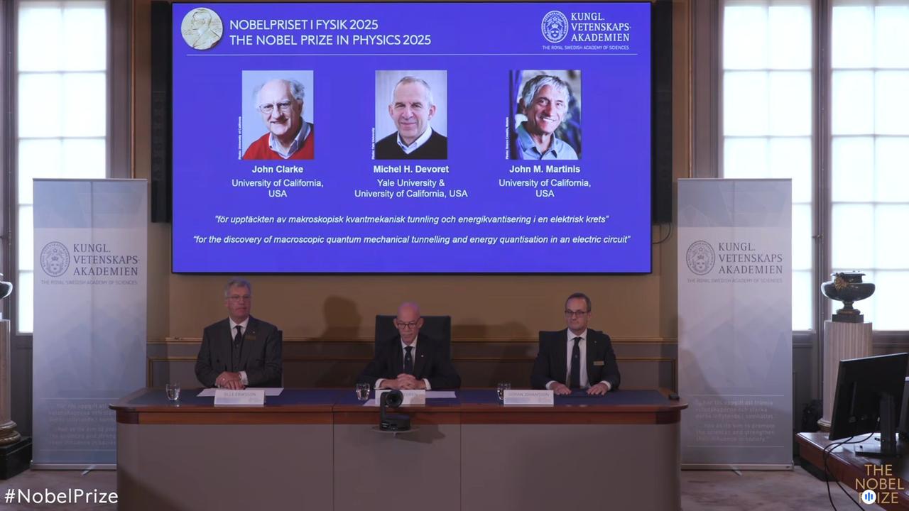Standbild aus dem Livestream zur Bekanntgabe der Gewinner: Auf einer Leinwand sind - von links nach rechts - John Clarke, Michel Devoret und John Martinis zu sehen. Standbild aus dem Livestream zur Bekanntgabe der Gewinner: Auf einer Leinwand sind - von links nach rechts - John Clarke, Michel Devoret und John Martinis zu sehen.