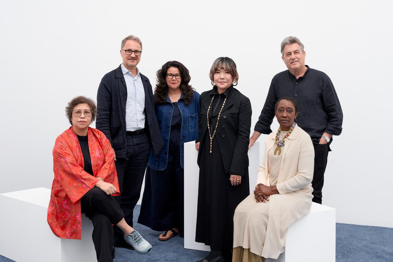 Die Findungskommission fand Naomi Beckwith für die documenta 16 (v.l.n.r.): Gridthiya Gaweewong, Yilmaz Dziewior, Yasmil Raymond, Mami Kataoka, N'Goné Fall, Sergio Edelsztein                              