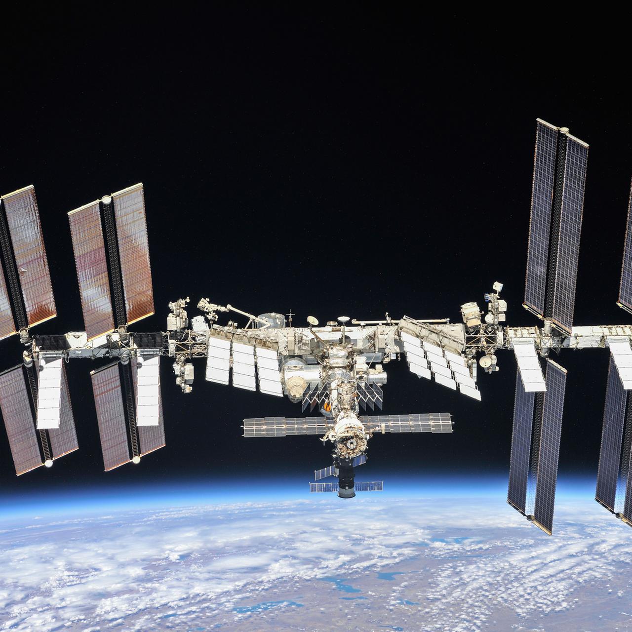 NASA - Neue Besatzung: Vier Astronauten auf der Internationalen Raumstation angekommen