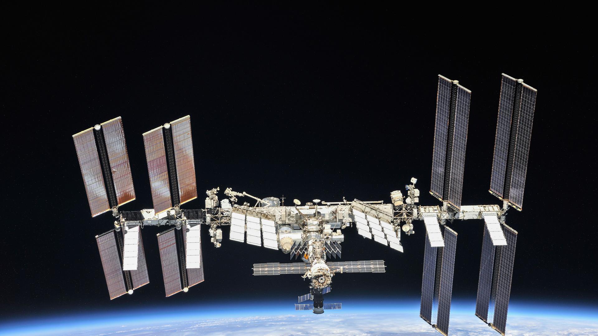 Die Internationale Raumstation (ISS) im Oktober 2018 über der Erde. Die Internationale Raumstation (ISS) im Oktober 2018 über der Erde.