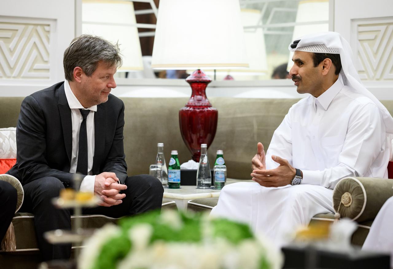Robert Habeck (l, Bündnis 90/Die Grünen), Bundesminister für Wirtschaft und Klimaschutz, und Saad Scharida al-Kaabi, Energieminister von Katar, treffen sich im Hotel Sheraton zu einem Gespräch. 