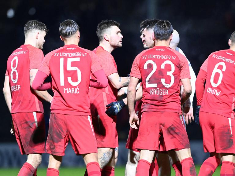 Spieler des SV Lichtenberg 47 im Spiel gegen den BFC Dynamo in der Regionalliga Nordost