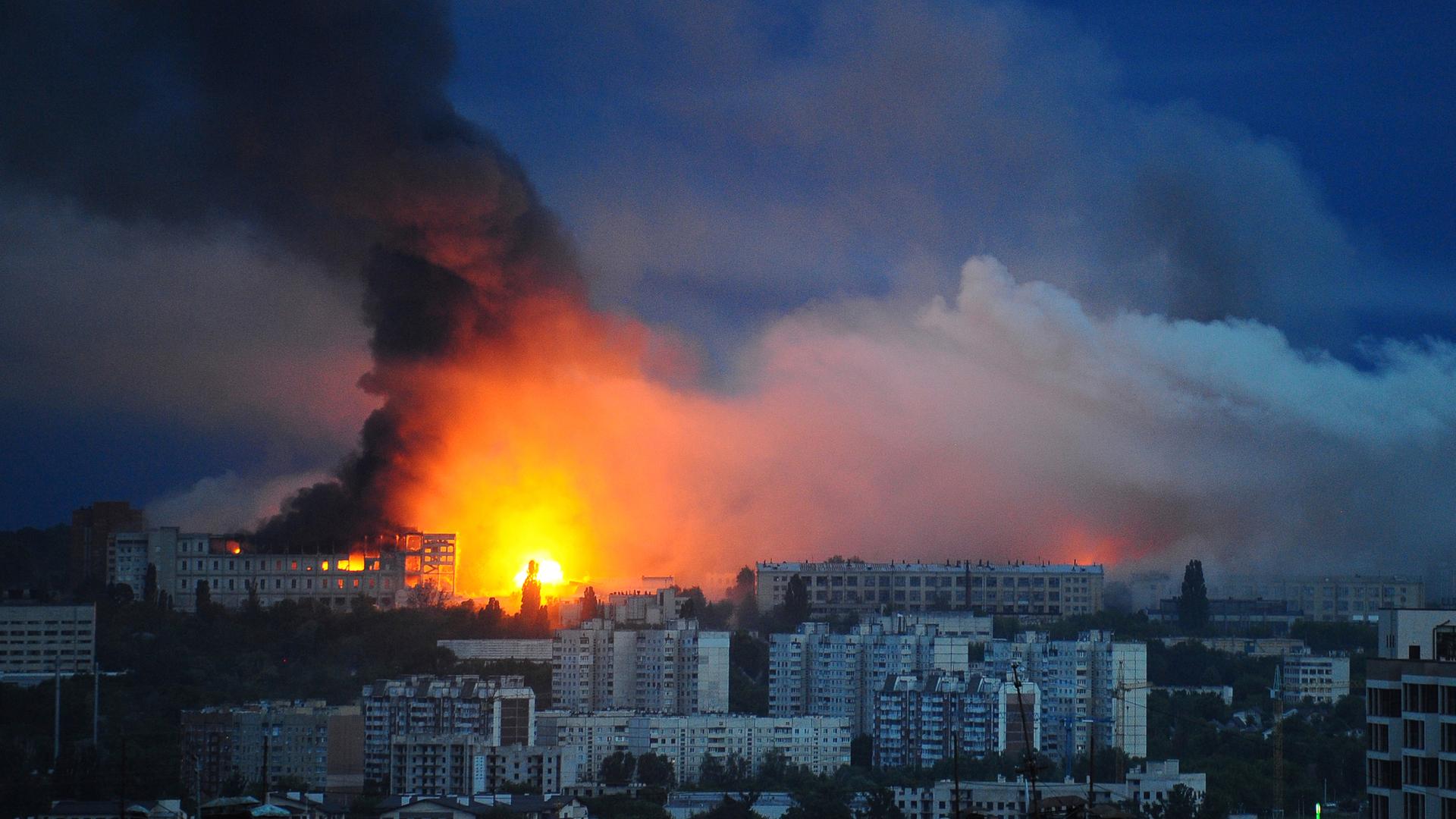 Feuer und Rauch steigen aus einem Wohngebiet von Charkiw auf.