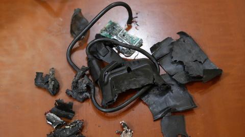 Das Bild zeigt einen durch Explosion zerstören Pager in Beirut in Nahaufnahme. 